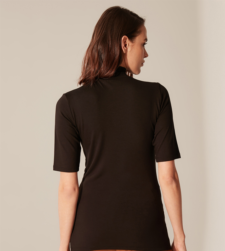 تي شيرت بأكمام قصيرة