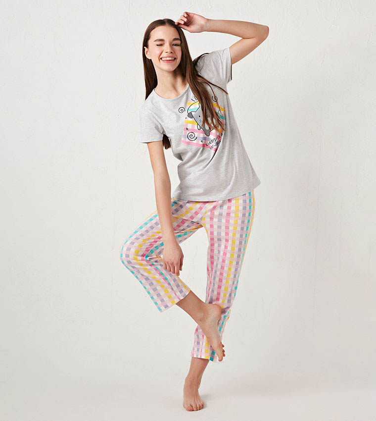 Buy LC Waikiki Crew Neck Printed Short Sleeve Capri Pajamas Set In