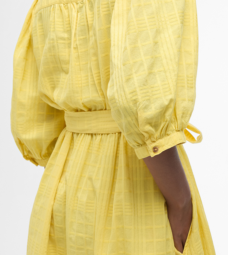 فستان ميدي برباط عند الخصر وبياقة دائرية