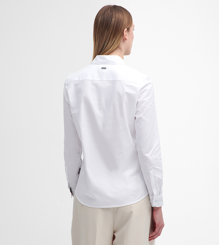 قميص بياقة كلاسيكية وأكمام طويلة