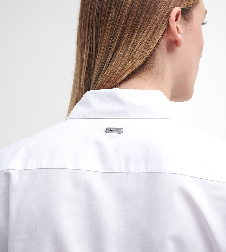 قميص بياقة كلاسيكية وأكمام طويلة