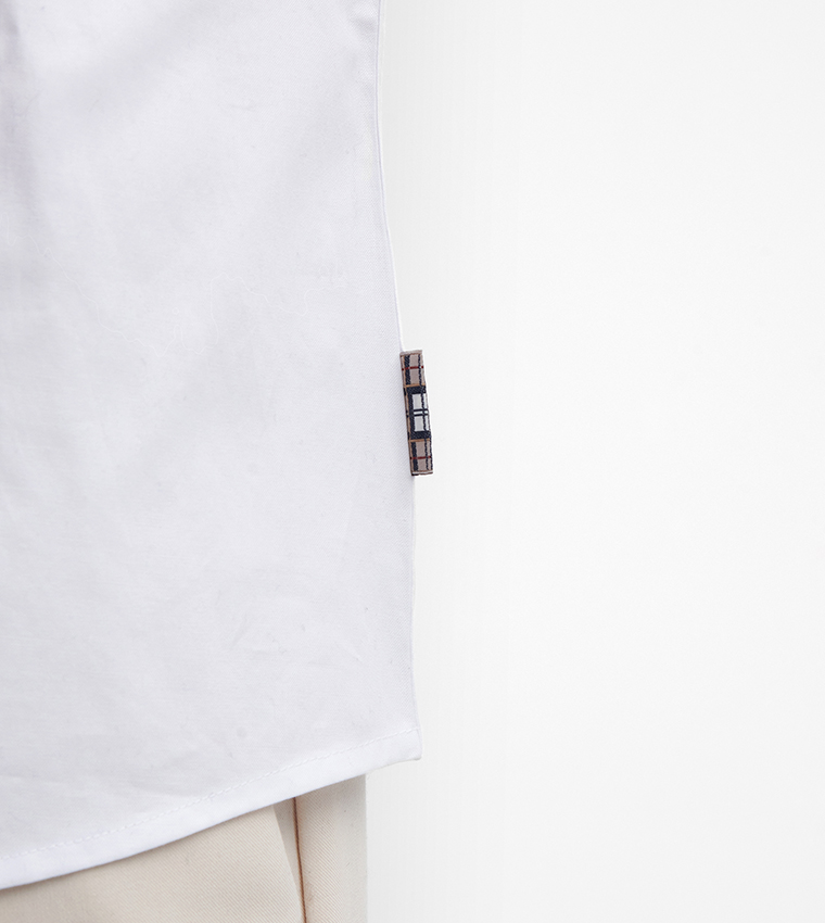 قميص بياقة كلاسيكية وأكمام طويلة