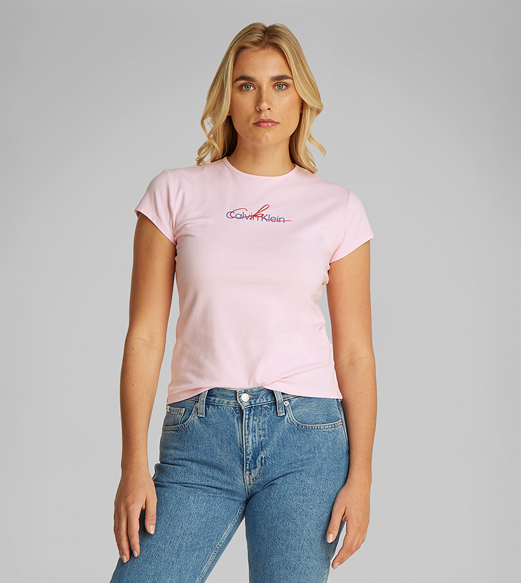 تيشيرت ضيق بطبعة شعار