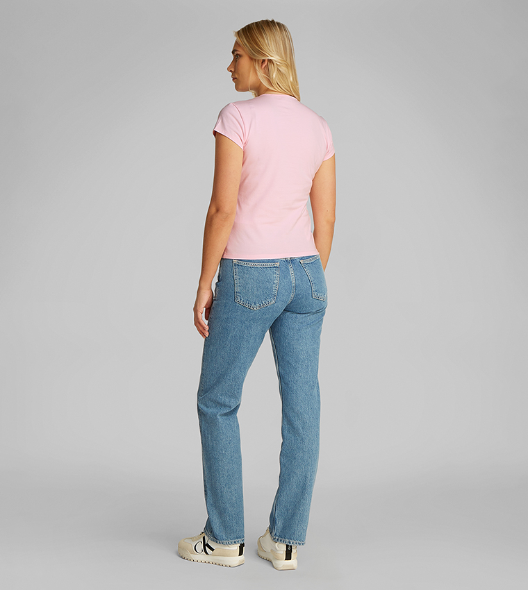 تيشيرت ضيق بطبعة شعار