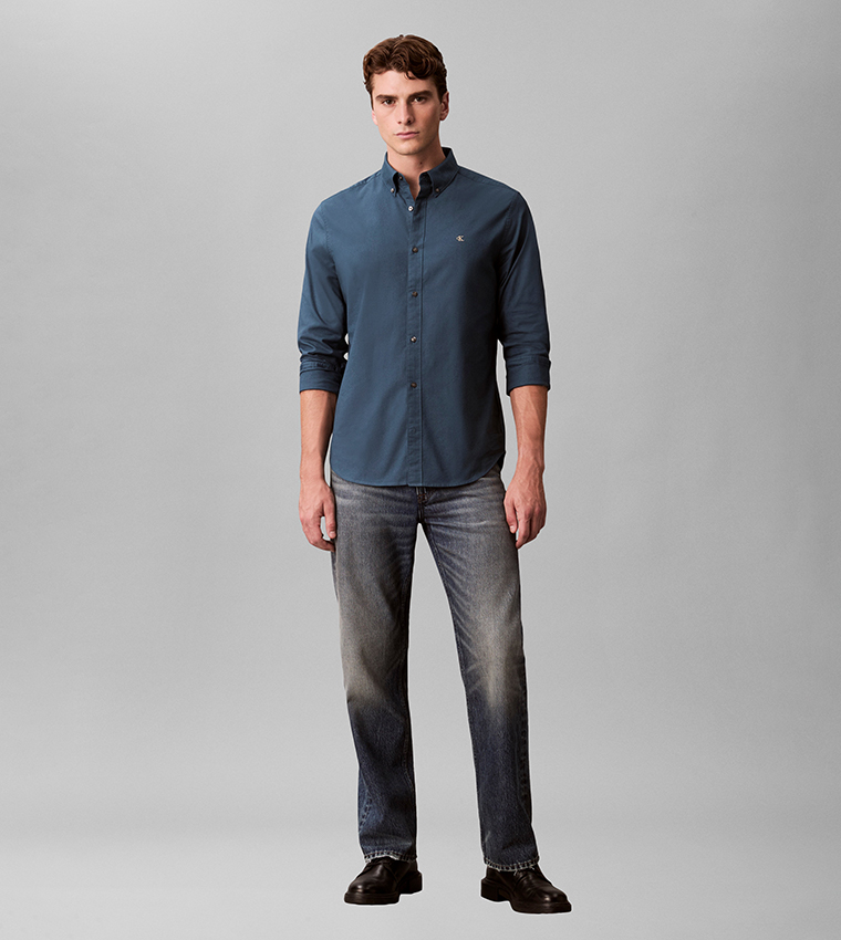 قميص أوكسفورد كم طويل مطرز بشعار