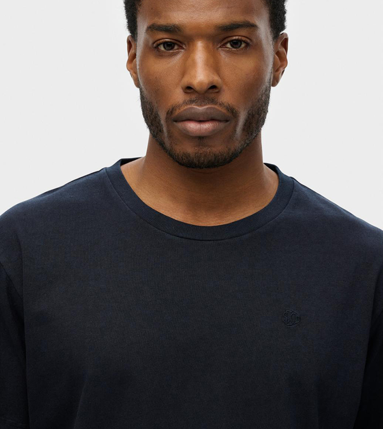 تيشيرت برقبة مستديرة وقصة واسعة