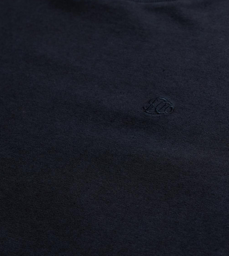 تيشيرت برقبة مستديرة وقصة واسعة