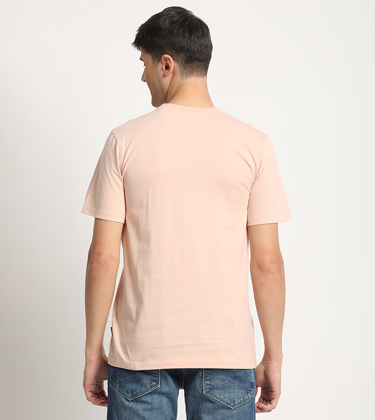 تيشيرت برقبة دائرية وشعار مطرز