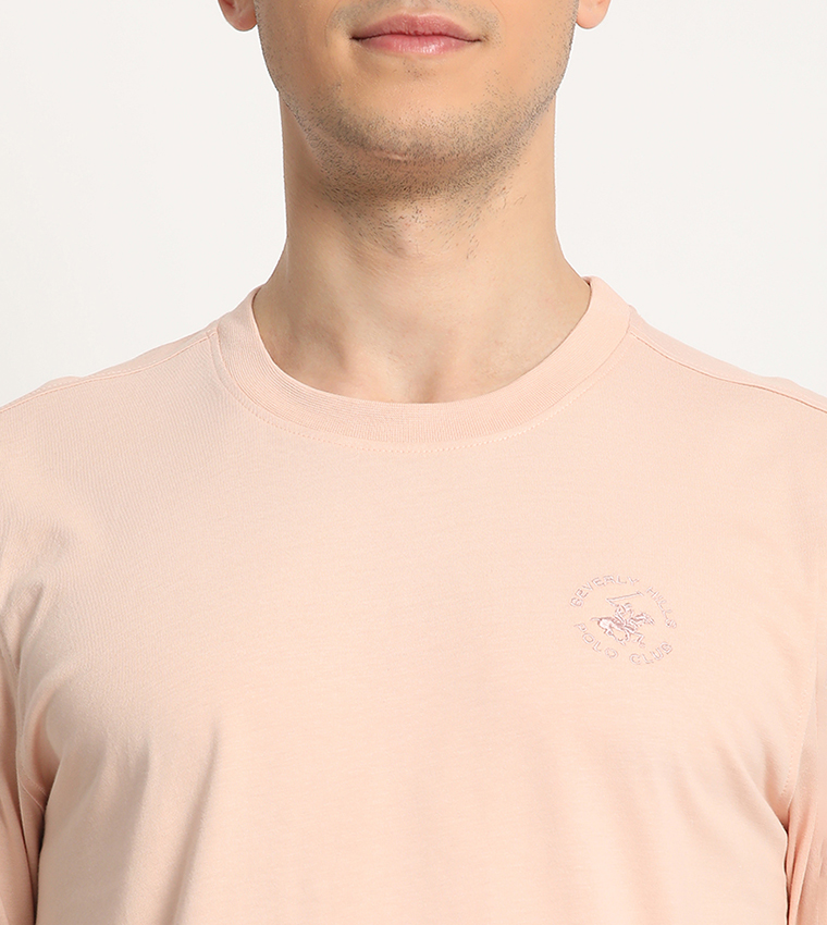 تيشيرت برقبة دائرية وشعار مطرز