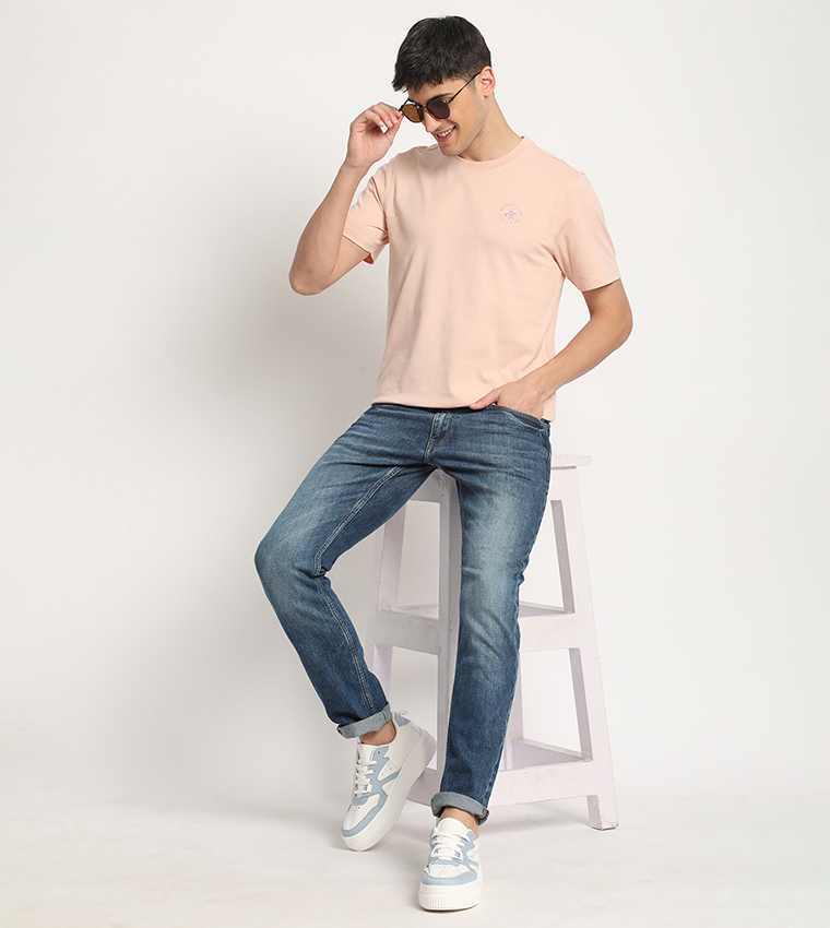 تيشيرت برقبة دائرية وشعار مطرز