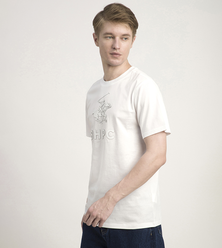 تيشيرت بأكمام قصيرة وطبعة شعار