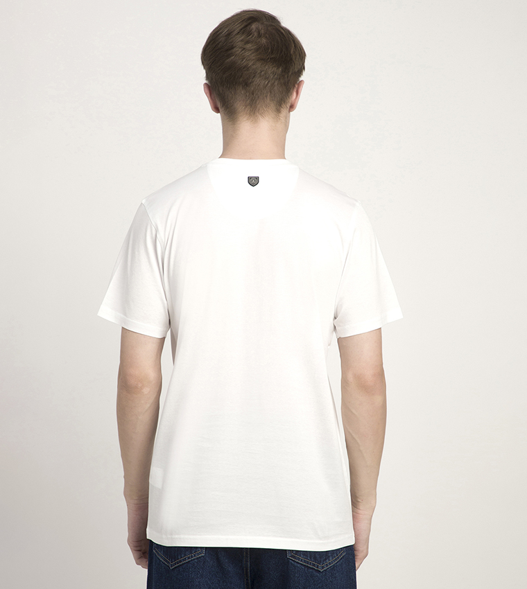 تيشيرت بأكمام قصيرة وطبعة شعار