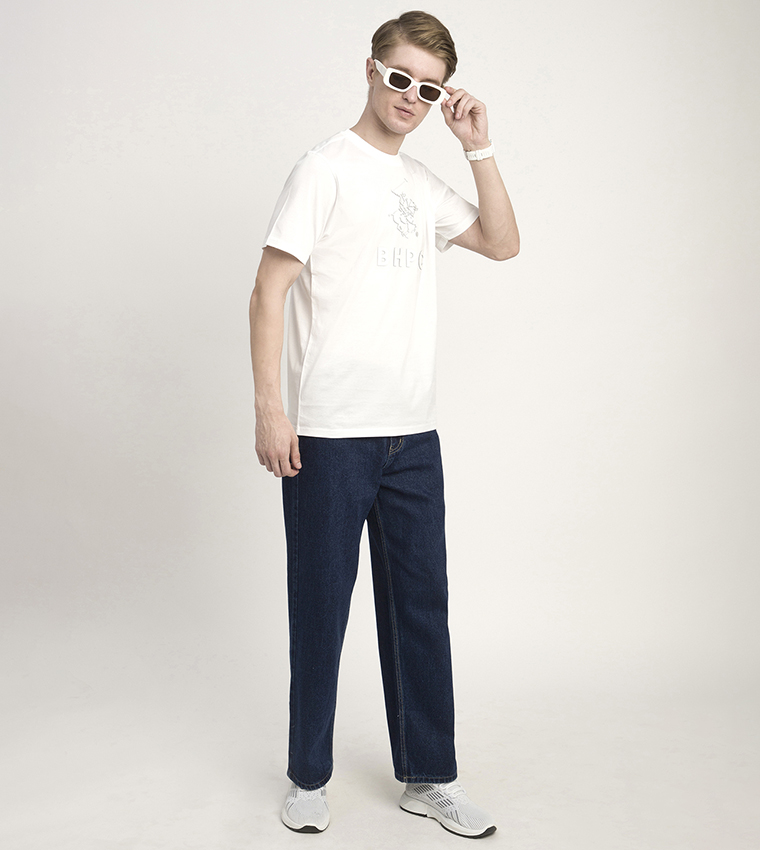 تيشيرت بأكمام قصيرة وطبعة شعار