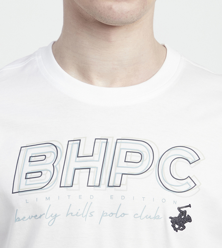 تيشيرت بأكمام قصيرة وطبعة شعار