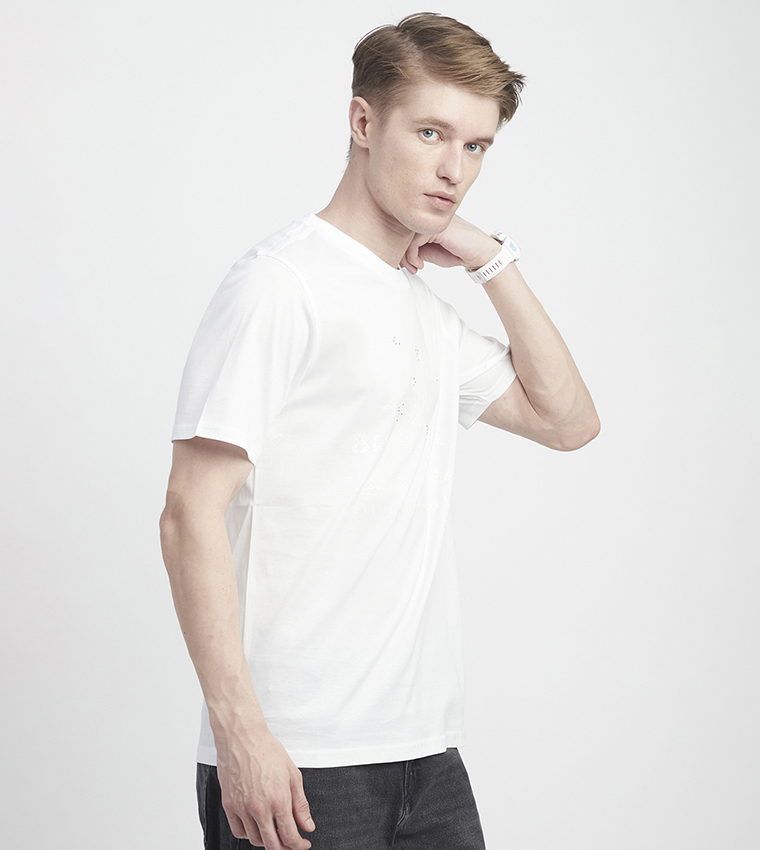 تيشيرت بأكمام قصيرة وطبعة شعار