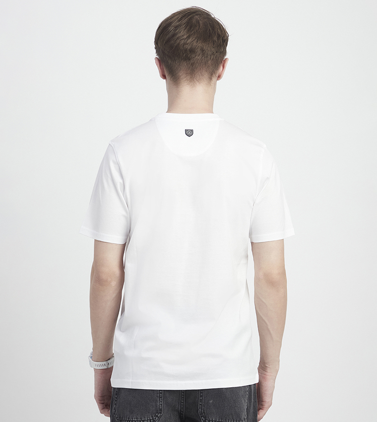 تيشيرت بأكمام قصيرة وطبعة شعار