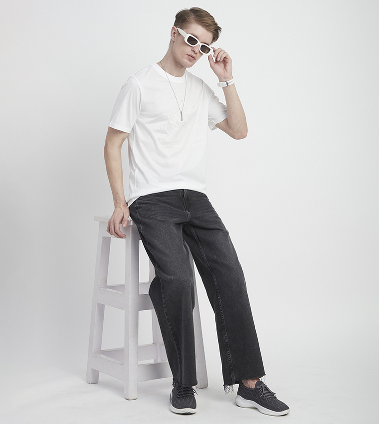 تيشيرت بأكمام قصيرة وطبعة شعار