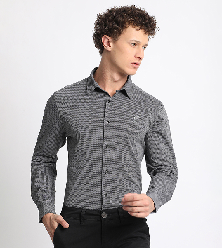 قميص فورمال بأكمام طويلة وشعار مطرز