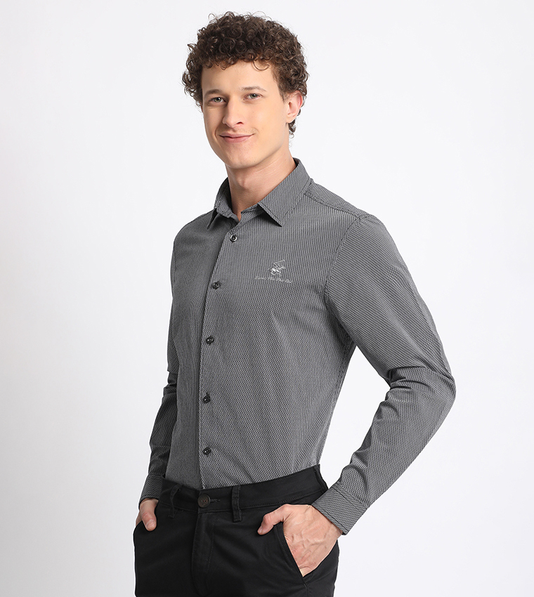 قميص فورمال بأكمام طويلة وشعار مطرز