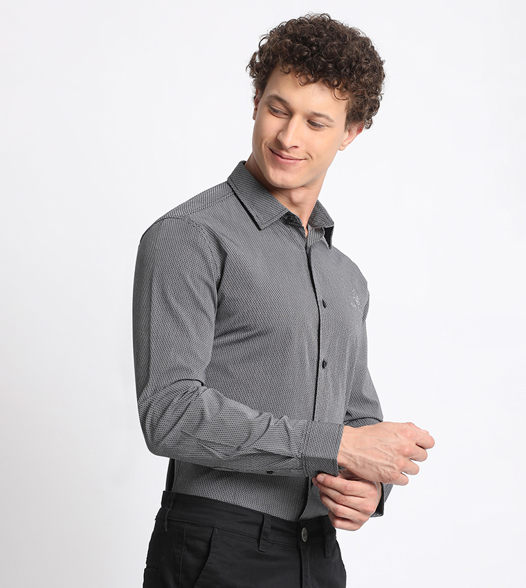 قميص فورمال بأكمام طويلة وشعار مطرز