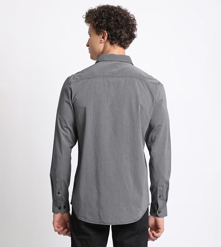 قميص فورمال بأكمام طويلة وشعار مطرز