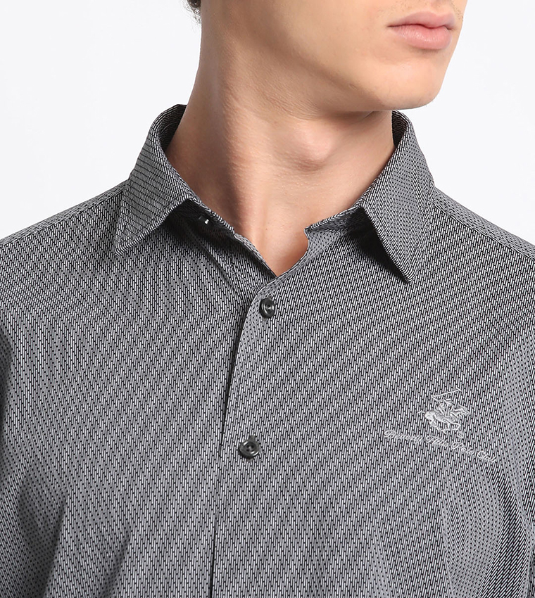 قميص فورمال بأكمام طويلة وشعار مطرز