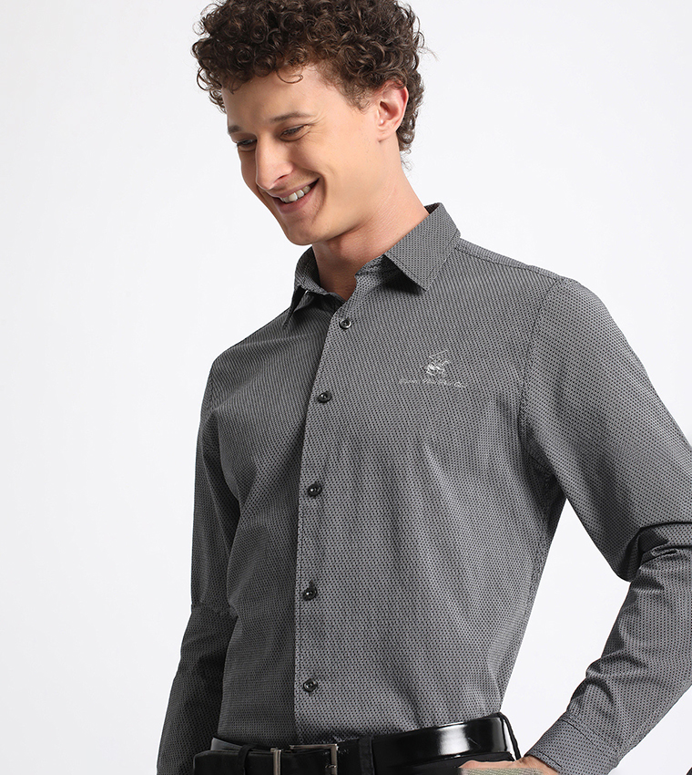 قميص فورمال بأكمام طويلة وشعار مطرز