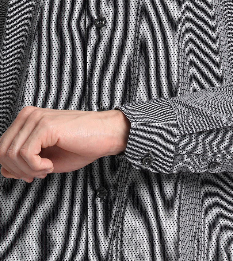 قميص فورمال بأكمام طويلة وشعار مطرز