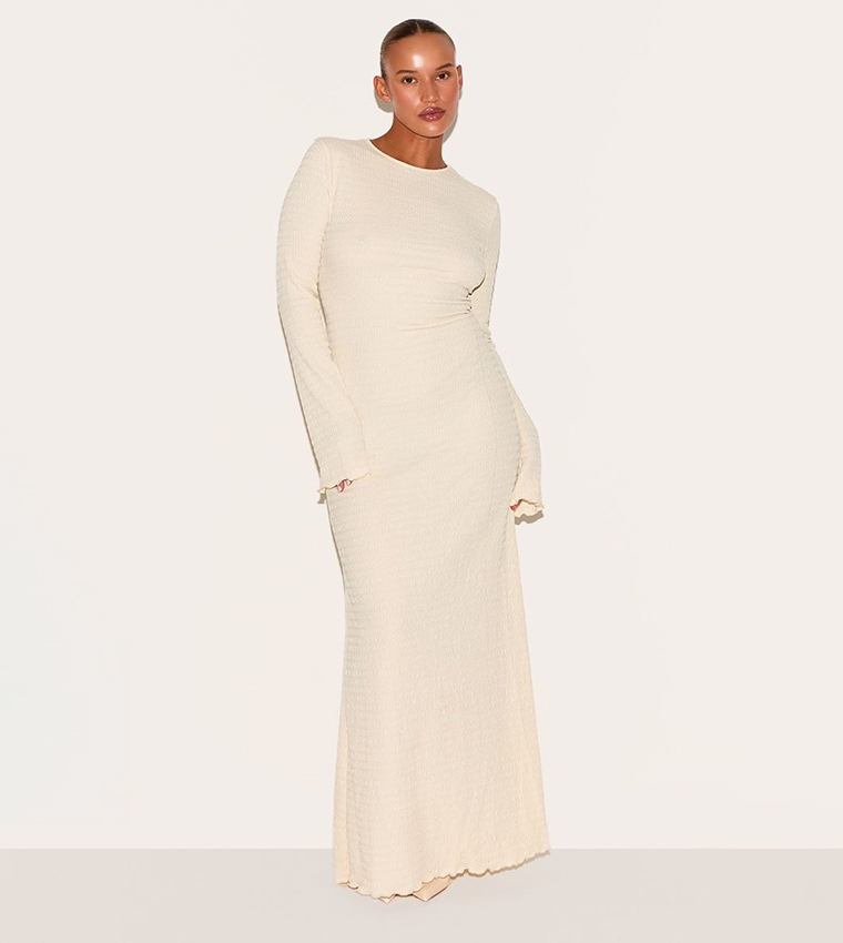 فستان ماكسي بكم طويل وحوف متعرجة للمقاسات الكبيرة 