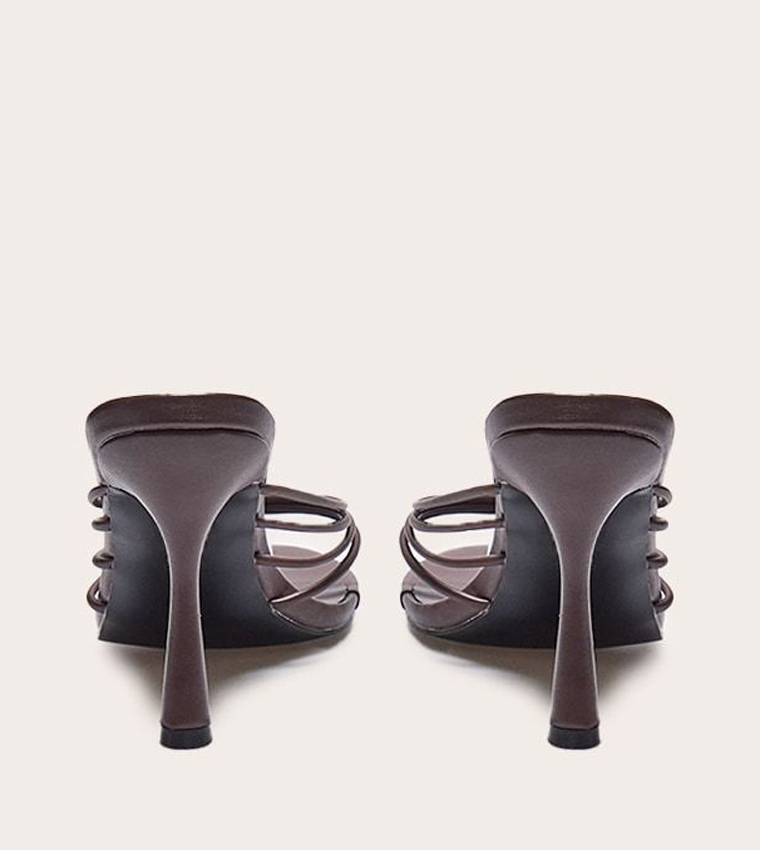 صندل بكعب ومقدمة دائرية 