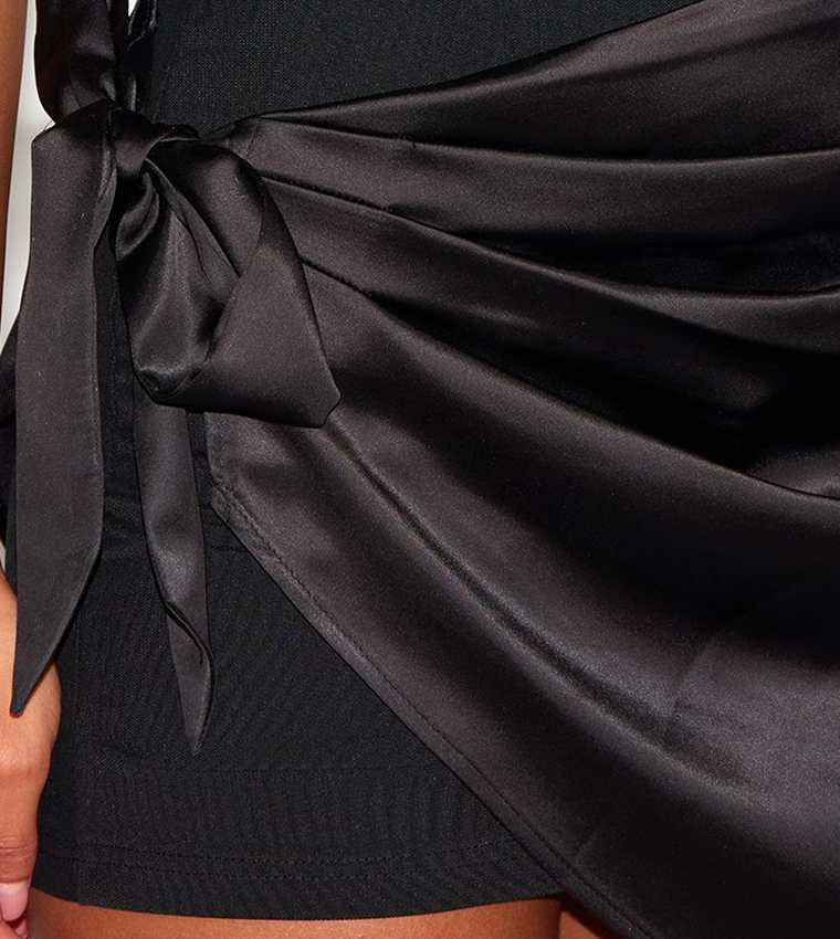 فستان ميني ساتان بياقة عالية 