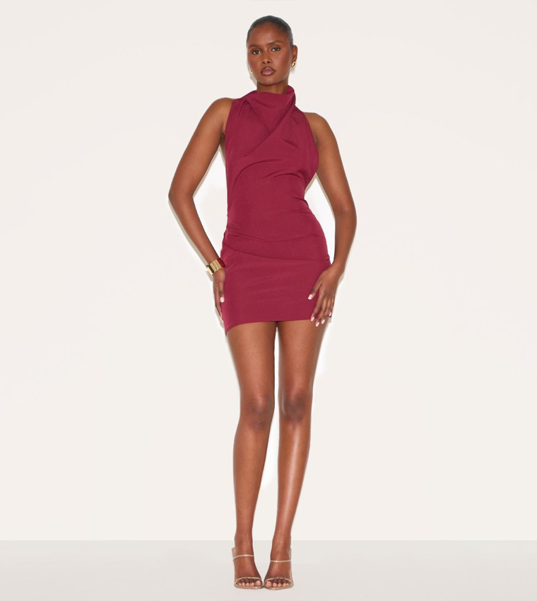 فستان بديكون بدون ظهر بياقة عالية