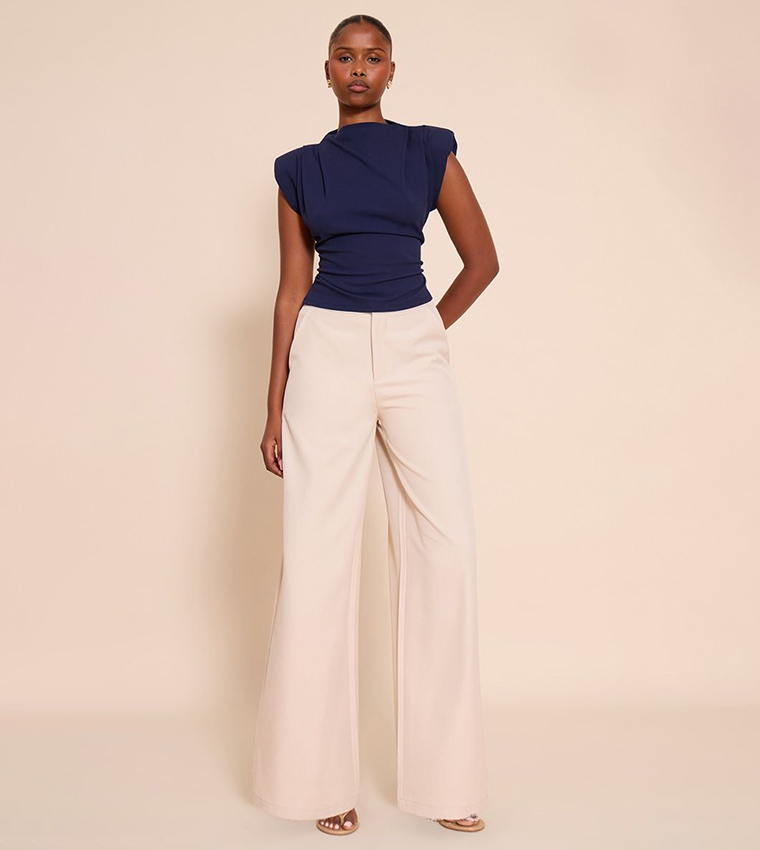 توب بياقة واسعة وأكتاف مبطنة 