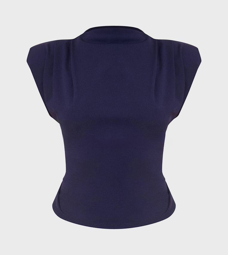 توب بياقة واسعة وأكتاف مبطنة 