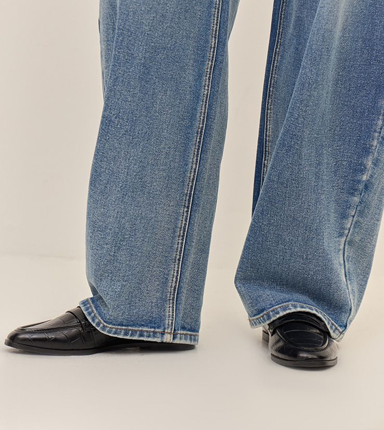 Washed Low Rise Barrel Fit Jeans