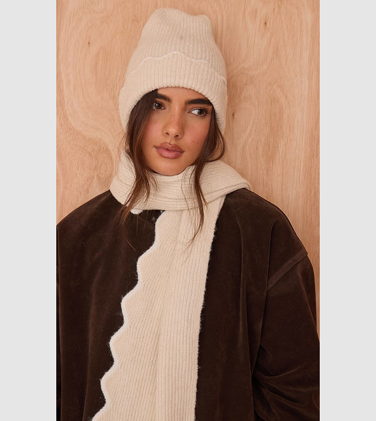 قبعة بيني بحواف متموجة 