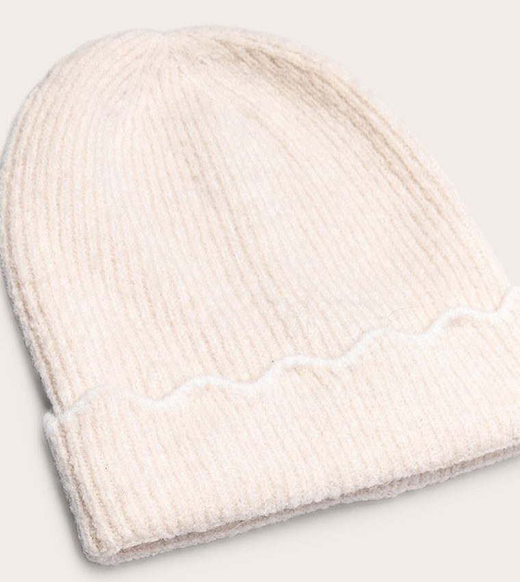 قبعة بيني بحواف متموجة 