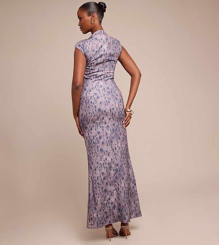 فستان ماكسي بطبعة بياقة عالية بدون كم 