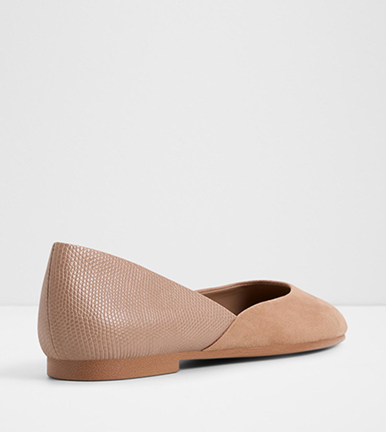 حذاء فلات بمقدمة لوزية 