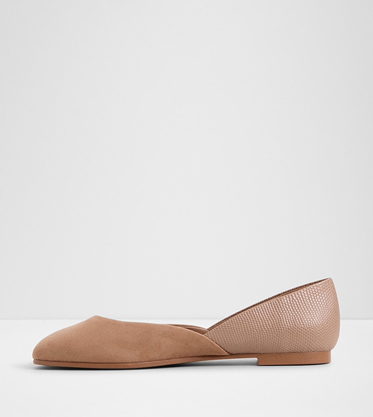 حذاء فلات بمقدمة لوزية 