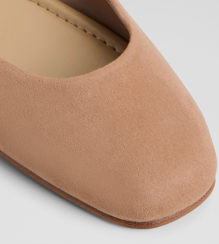 حذاء فلات بمقدمة لوزية 