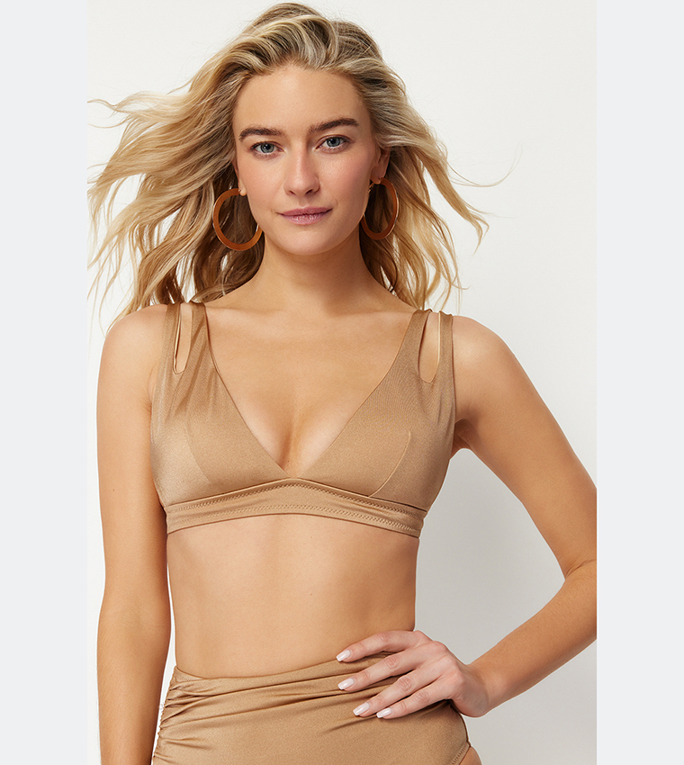 توب بيكيني بفتحة 