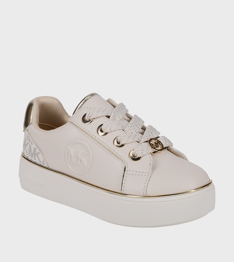 سنيكرز بطبعة مونوغرام