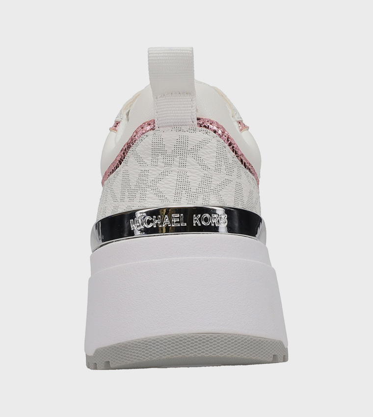 سنيكرز بنعل سميك بطبعة مونوغرام