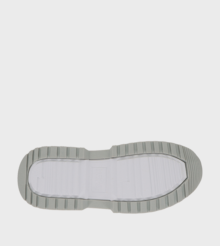 سنيكرز بنعل سميك بطبعة مونوغرام