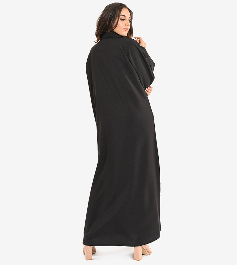 عباية بأكمام طويلة لون أسود بياقة على شكل حرف V