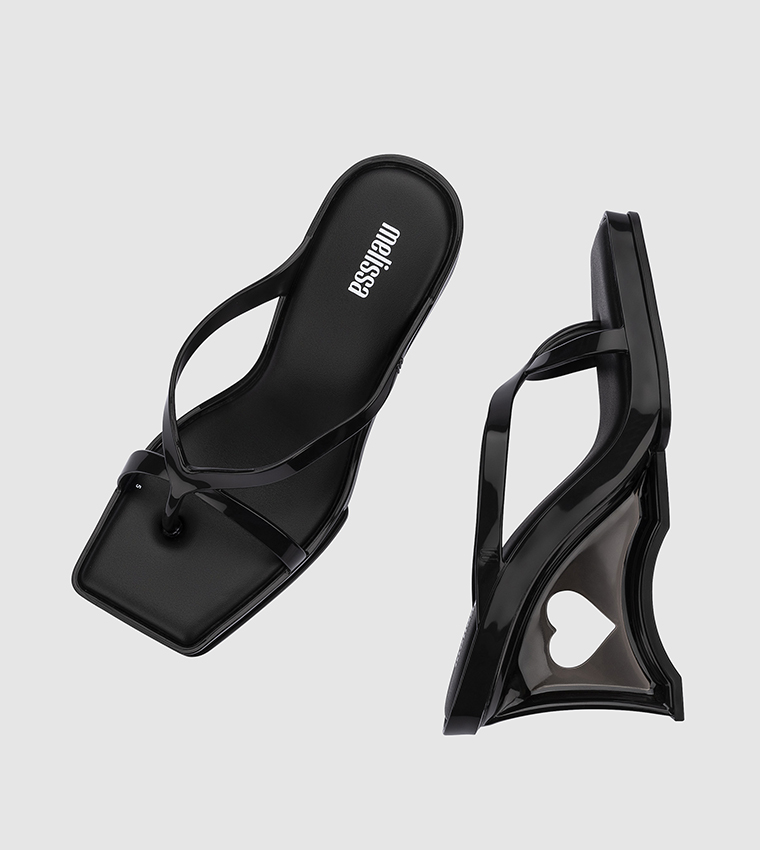 صندل بكعب ومقدمة مربعة