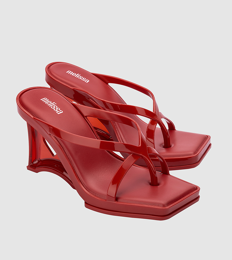 صندل بكعب ومقدمة مربعة