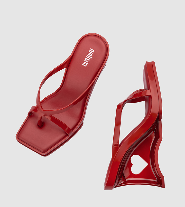 صندل بكعب ومقدمة مربعة