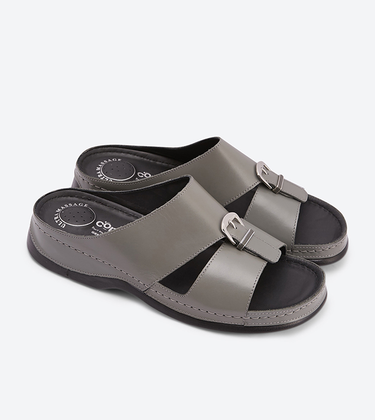 نعال بلون رمادي